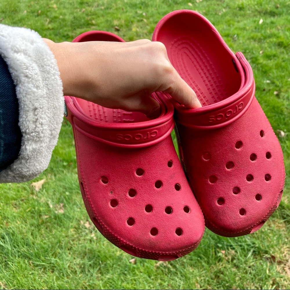 Rare strawberry red 🍓 CROCS women 7